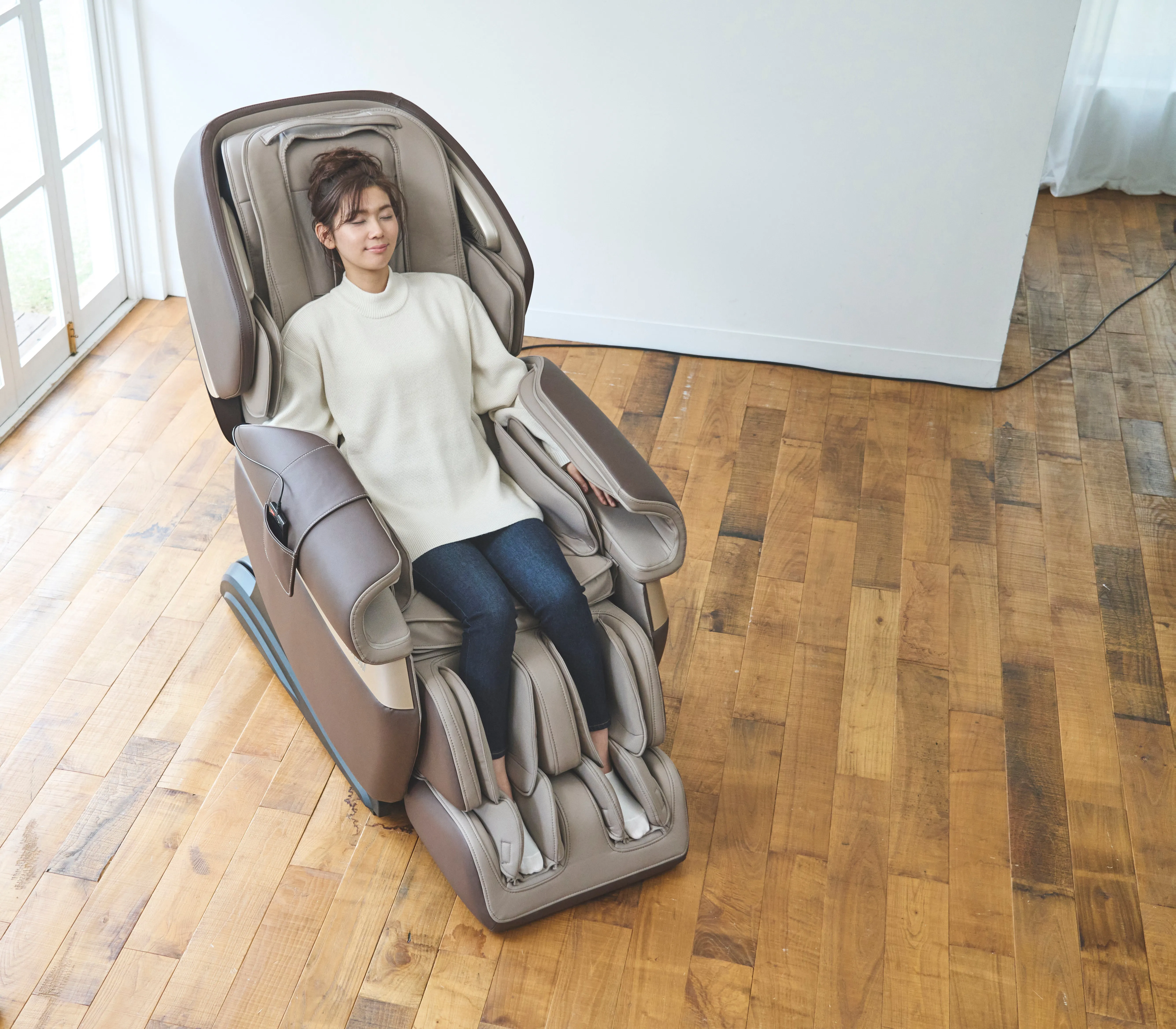 Fujiiryoki Calm Plus Flex Frame SL Track Massage Chair w/ Touchscreen Remote